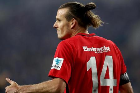 Anders die Situation in Frankfurt: Von den Fans als 'Fußballgott' gefeiert, spielt Alex Meier auch verletzungsbedingt längst...
