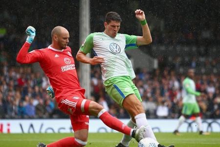 Der Stürmerstar macht's: Gleich im ersten Jahr bei den Wölfen übernahm Mario Gomez die Verantwortung. Trainer Andries Jonker...