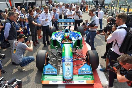 Mit Mischhelm: Mick Schumacher fährt WM-Auto seines Vaters in Spa Mit Mischhelm: Mick Schumacher fährt WM-Auto seines Vaters in Spa