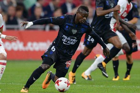 Während sich die Transfers von Philippe Coutinho und Ousmane Dembélé zunehmend kompliziert gestalten, könnte der FC Barcelon...