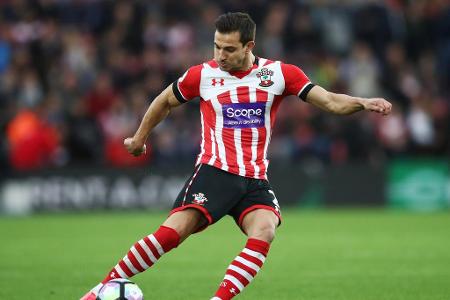 Der portugiesische Nationalspieler wurde in Deutschland geboren und fühlt sich als Außenverteidiger am Wohlsten. Nun will de...