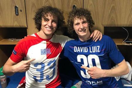 Nach dem Europa-League-Viertelfinale trifft Chelsea-Verteidiger David Luiz seinen Doppelgänger Alex Král von Slavia Prag. Wi...