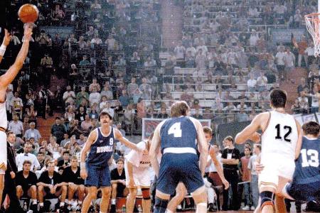 Bei der Europameisterschaft 1993 im eigenen Land zieht das DBB-Team sensationell ins Finale gegen Russland ein. Drei Sekunde... Bei der Europameisterschaft 1993 im eigenen Land zieht das DBB-Team sensationell ins Finale gegen Russland ein. Drei Sekunde...