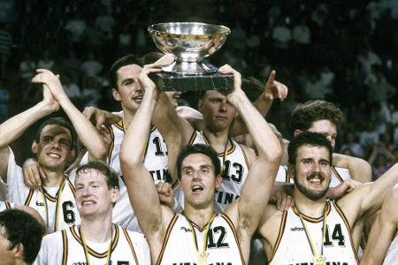 Anschließend brechen in der Münchner Olympiahalle alle Dämme. Deutschland ist Europameister und feiert den größten Erfolg üb...