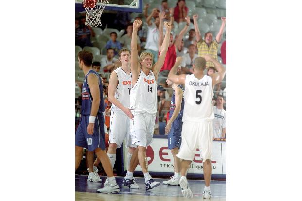 Nach Jahren im basketballerischen Niemandsland rüttelt ein gewisser Dirk Nowitzki den deutschen Basketball 2001 wach. Bei de...