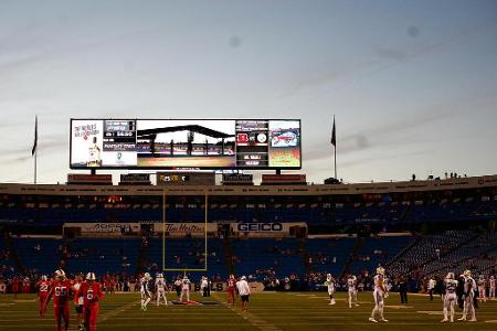 Bis zu seiner Umbenennung 2016 trug die Arena der Bills den Namen des Vereinsgründers Ralph Wilson. Dann kaufte der Herstell...