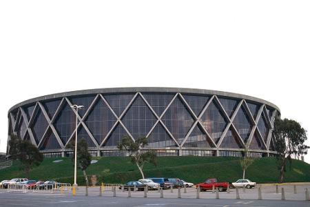 Mit maximal 64.200 Plätzen gehört das 1966 eröffnete Coliseum beileibe nicht zu den größten Stadien der NFL. Wohl auch desha...