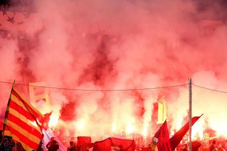 Trotz stimmungsvoller Bilder gilt das Publikum im Camp Nou insgesamt als ruhig. 'Friedhofsstimmung' behaupten böse Zungen al...