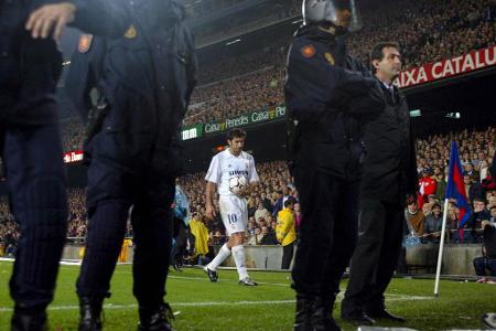 Spieler, die vom FC Barcelona zum Rivalen Real Madrid wechseln, werden als Verräter angesehen und entsprechend behandelt.