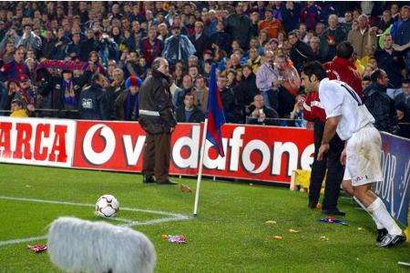 Luís Figo wurde trotz Polizeischutz bei der Ausführung einer Ecke von Barça-Fans mit Gegenständen beworfen. Unter anderem mi...