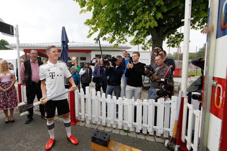 ... auch die Hose erstrahlt in 'Lederhosen-Braun'. Der damalige Bayern-Star Bastian Schweinsteiger präsentiert das Outfit in...