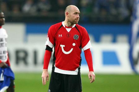 Ein besonders trauriger Anlass steckt hinter dem Sondertrikot von Hannover 96 aus dem November 2009. Die schwarzumrandete Rü...