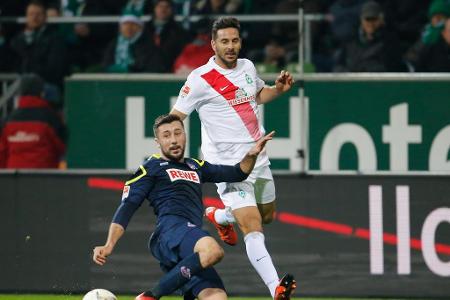 Völlig ungewohnt in weißem Trikot mit roter Schärpe zeigen sich die Spieler von Werder Bremen erstmals beim Pokalspiel gegen...