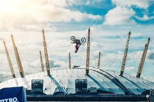 Freestyle-Motocross: Pastrana gelingt Backflip von Boot zu Boot