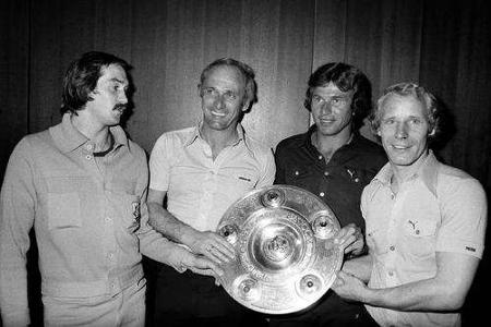 Auch im Verein lief es weiterhin rund: Heynckes (2.v.r) holte 1975 die Meisterschale und den UEFA-Cup an den Bökelberg, es f...