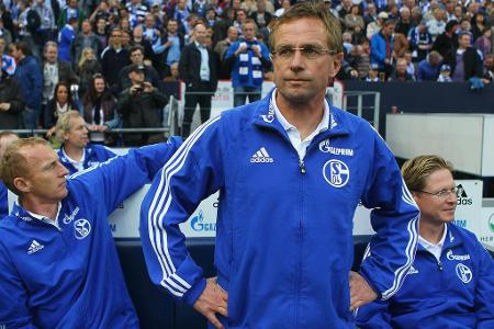 Als Ralf Rangnick 2004 das Schalker Traineramt übernimmt und das Team auf Anhieb zur Vizemeisterschaft führt, scheint die kö...