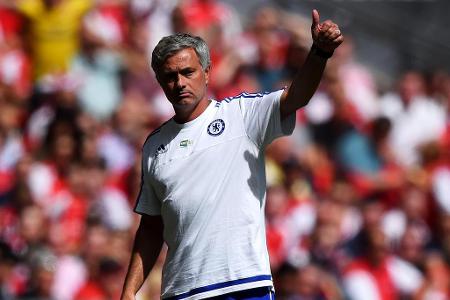 Mit den Millionen von Besitzer Roman Abramovich stürmt José Mourinho in seiner ersten Amtszeit beim FC Chelsea (2004 - 2007)...