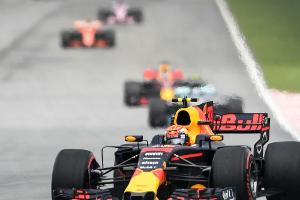 Formel 1: Verstappen siegt in Sepang - Vettel stürmt auf Rang vier vor