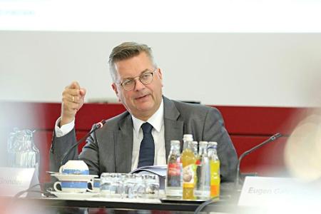 DFB-Stiftungen: Austragung des Benefizspiels 2018 noch ungewiss DFB-Stiftungen: Austragung des Benefizspiels 2018 noch ungewiss