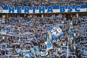 Im DFB-Pokal: Hertha-Fans erzürnen mit geschmacklosem Plakat