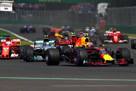 Das Rennen verläuft von Beginn an dramatisch: Vettel, Hamilton und Verstappen kämpfen beim Start Rad an Rad, dann fliegen di...