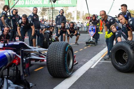 Mit großer Spannung wartet die Boxen-Crew von Toro Rosso auf Pierre Gasly.