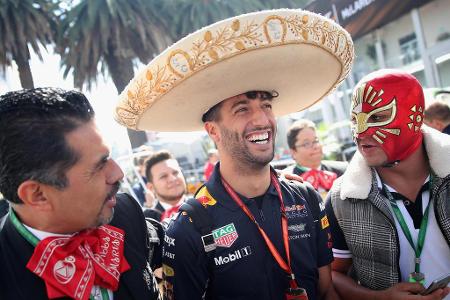 Geht noch mehr Mexiko? Daniel Ricciardo freut sich über seinen neuen Sombrero, während er von Mariachi-Musikern und dem mexi...
