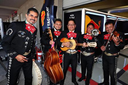 Eine Mariachi-Band zieht durch die Räumlichkeiten der Teams und sorgt für einen herzlichen Empfang.
