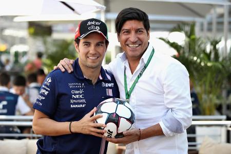 Lokalmatador Sergio Pérez trifft die chilenische Fußballlegende Iván Zamorano im Fahrerlager. Natürlich nehmen sich beide Ze...