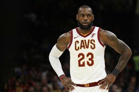 NBA: Verletzter LeBron James bangt um Saisonstart NBA: Verletzter LeBron James bangt um Saisonstart