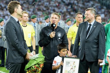 Das erste Spiel nach dem bitteren EM-Aus gegen Frankreich steht ganz im Zeichen von Bastian Schweinsteiger. Der Weltmeister ...