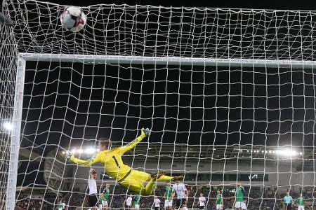 Mit einem Treffer der Marke 'Tor des Monats' eröffnet Sebastian Rudy die vorletzte WM-Quali-Partie in Nordirland. Nach weite...