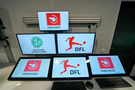 Urs Meier fordert Profi-Schiedsrichter in Bundesliga Urs Meier fordert Profi-Schiedsrichter in Bundesliga