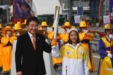 Olympische Flamme in Südkorea eingetroffen Olympische Flamme in Südkorea eingetroffen