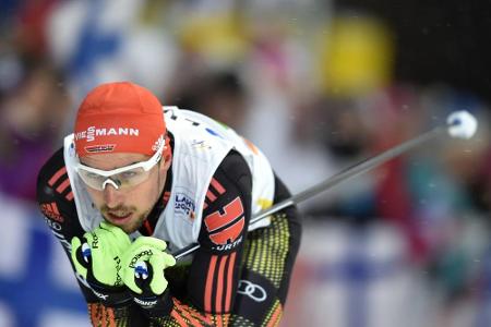 Von Ski eingeholt: Weltmeister Rydzek beim Schanzen-Training im Glück