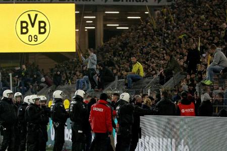 Massenrangelei nach dem Derby: BVB-Fans wollen den Platz stürmen Massenrangelei nach dem Derby: BVB-Fans wollen den Platz stürmen