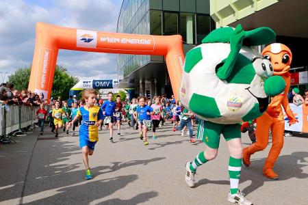 Im Sprint beim Wien Energie Lauf. Speedy überholt Captain Energy, dem der Schlecker schon mächtig raushängt.