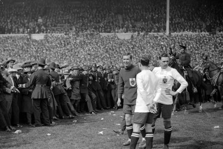 1923 findet das Finale des FA Cups im Wembley-Stadion eine neue Heimat. Vor der Rekordkulisse von beinahe 200.000 Zuschauern...