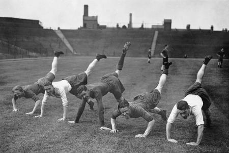 Die Arsenal-Kicker Archie Clark, Reg Tricker, Dan Lewis, William Seddon und Bob John (v.l.) machen sich während einer Traini...