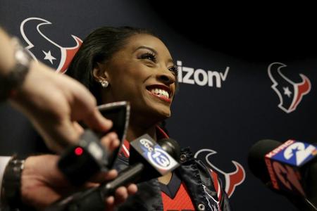 Kunstturn-Star Biles gibt Debüt als Cheerleader Kunstturn-Star Biles gibt Debüt als Cheerleader