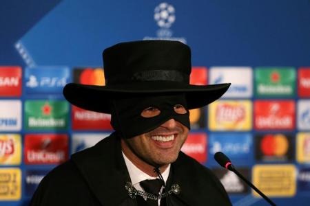 Donezk-Trainer Fonseca als Zorro zur Pressekonferenz