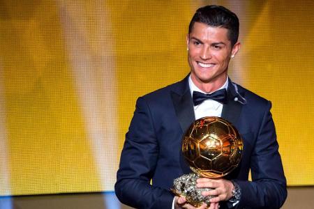 Er hat es geschafft: Zum fünften Mal in seiner Karriere sichert sich Cristiano Ronaldo den Ballon d'Or. 29 andere Superstars... Er hat es geschafft: Zum fünften Mal in seiner Karriere sichert sich Cristiano Ronaldo den Ballon d'Or. 29 andere Superstars...