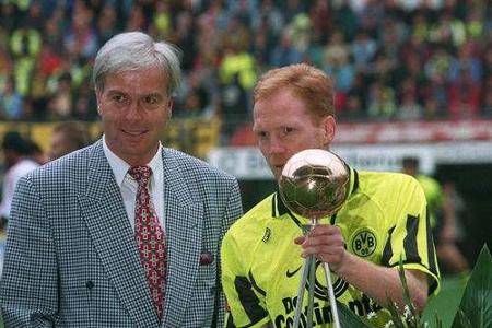 1996 wird Sammer (r.) von Kicker-Chef Holzschuh zum Fußballer des Jahres ausgezeichnet. Zwei Mal wurde ihm diese Ehre zuteil.