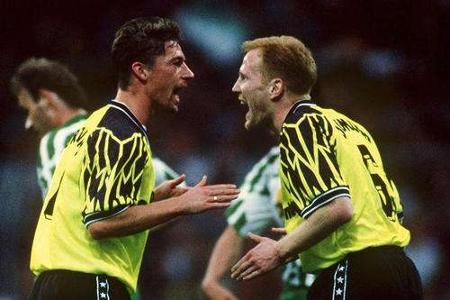 Mit dem BVB feierte Sammer seine größten Erfolge. Im Mai 1995 debattiert er mit Steffen Freund nach dem Verlust der Tabellen...