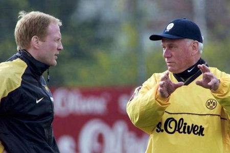 Im April 2000 erklärt Udo Lattek (r.) seinem Schützling noch das Fußball-ABC. Wenig später wird Sammer als Trainer mit Dortm...
