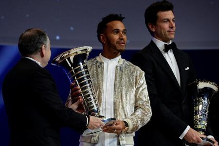 Hamilton nimmt WM-Pokal entgegen - Schumacher-Rekord zu weit entfernt Hamilton nimmt WM-Pokal entgegen - Schumacher-Rekord zu weit entfernt
