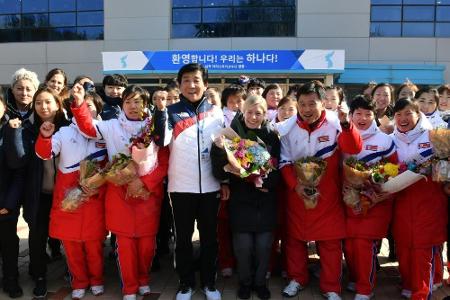 Olympia: Nordkoreanische Eishockeyspielerinnen im Süden angekommen Olympia: Nordkoreanische Eishockeyspielerinnen im Süden angekommen