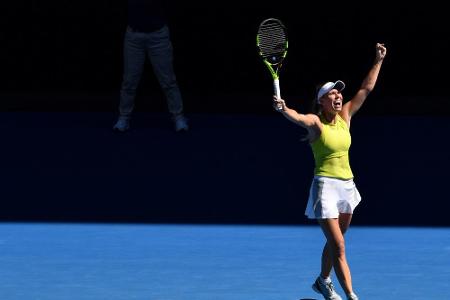 Wozniacki wehrt zwei Matchbälle ab und verhindert frühes Aus Wozniacki wehrt zwei Matchbälle ab und verhindert frühes Aus