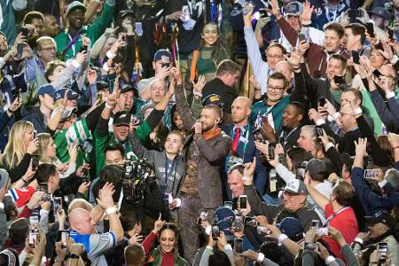 Die Reaktionen der Fans und der Medien fielen dennoch nicht gut aus. Sein meist aus Playback bestehendes Programm wird wohl ...