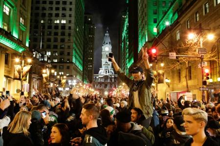 Nach Super-Bowl-Triumph: Fans feiern die Philadelphia Eagles
